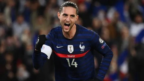 Timnas Prancis memulai latihan sebagai persiapan pertandingan kualifikasi UEFA Nations League 2024/2025. Tampak dalam foto, gelandang timnas Prancis, Adrien Rabiot saat tiba di Clairefontaine