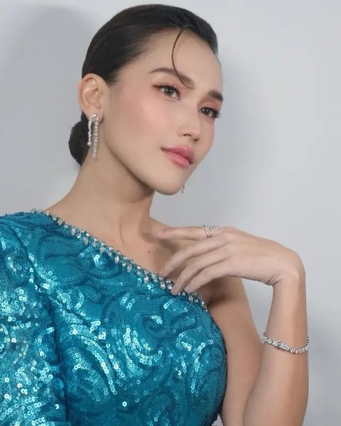 Model Anting ala Ayu Ting Ting (Instagram @ayutingting92)