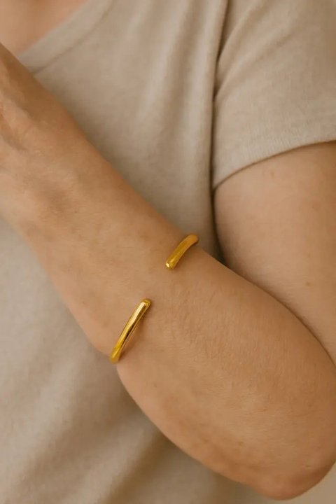 Model Gelang Emas untuk Usia 50 Tahun ke Atas, Anggun dan Elegan di Segala Acara (sumber:AI)
