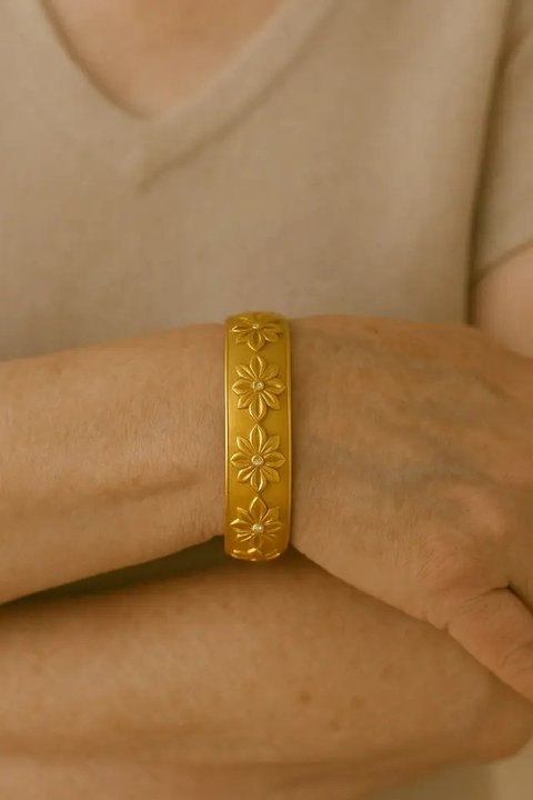 Model Gelang Emas untuk Usia 50 Tahun ke Atas, Anggun dan Elegan di Segala Acara (sumber:AI)