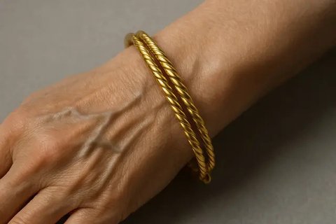 Model Gelang Emas untuk Usia 50 Tahun ke Atas, Anggun dan Elegan di Segala Acara (sumber:AI)