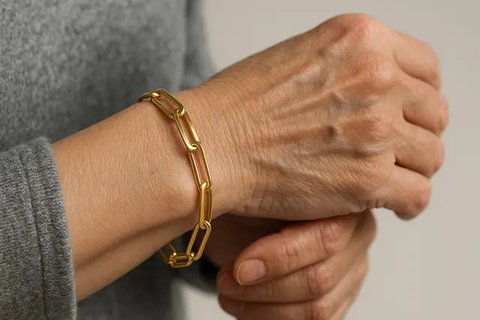 Model Gelang Emas untuk Usia 50 Tahun ke Atas, Anggun dan Elegan di Segala Acara (sumber:AI)