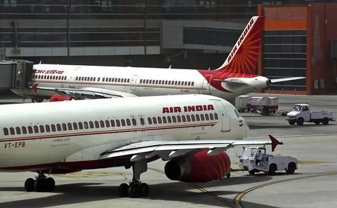 Pesawat Air India jatuh tak lama setelah lepas landas dari bandara di Ahmedabad, Kamis 12 Juni 2025. (Mohan Nakum/AP)