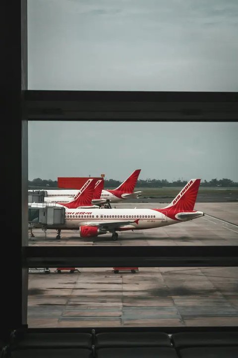 Pesawat Air India jatuh tak lama setelah lepas landas dari bandara di Ahmedabad, Kamis 12 Juni 2025. (Mohan Nakum/AP)