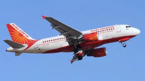 Pesawat Air India jatuh tak lama setelah lepas landas dari bandara di Ahmedabad, Kamis 12 Juni 2025. (Mohan Nakum/AP)