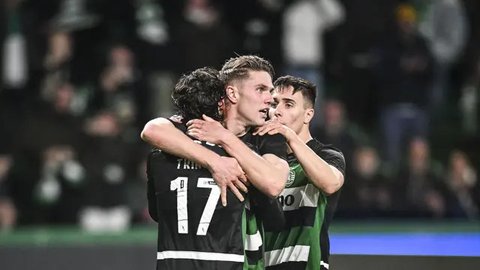 Penyerang Juventus asal Argentina bernomor punggung 11, Nico Gonzalez, menendang bola selama pertandingan sepak bola Seri A Italia antara Juventus dan Napoli di Stadion Juventus di Turin p