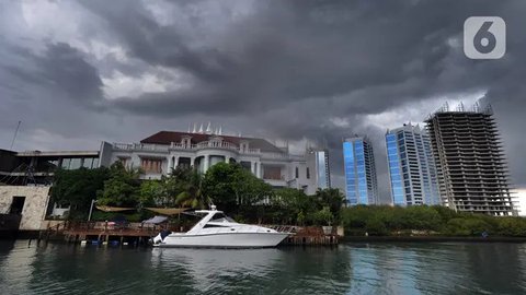 Bayangan awan seperti naga api. (Dokumentasi Tom Foster)