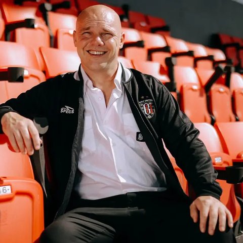 Pemain Timnas Indonesia, Rafael Struick (kanan) berduel udara dengan seorang pemain Filipina pada laga terakhir Grup F putaran kedua kualifikasi Piala Dunia 2026 Zona Asia di Stadion Utama