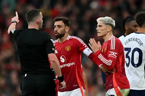 Gelandang Manchester United, Bruno Fernandes, bersama rekan setimnya, Alejandro Garnacho, melakukan protes terhadap wasit Chris Kavanagh, setelah pemain asal Portugal itu dikartu merah dalam