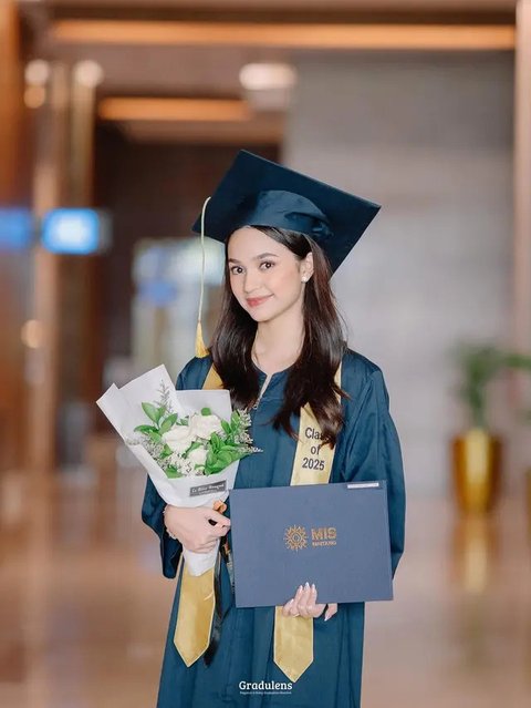 Potret momen kelulusan SMA Sydney anak Cut Tari. (sumber: Instagram/gradulens)