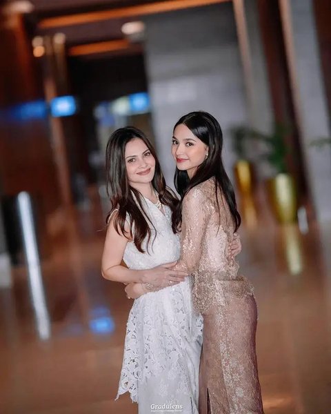 Potret momen kelulusan SMA Sydney anak Cut Tari. (sumber: Instagram/cuttaryofficial)