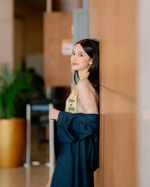 Potret momen kelulusan SMA Sydney anak Cut Tari. (sumber: Instagram/cuttaryofficial)