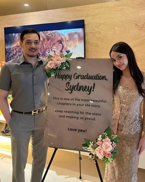 Potret momen kelulusan SMA Sydney anak Cut Tari. (sumber: Instagram/cuttaryofficial)