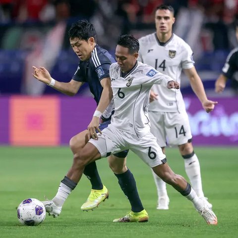 Pemain timnas Indonesia Beckham Putra Nugraha (tengah) berebut bola dengan gelandang Jepang Wataru Endo (kiri) saat pertandingan putaran ketiga Kualifikasi Piala Dunia 2026 zona Asia grup C