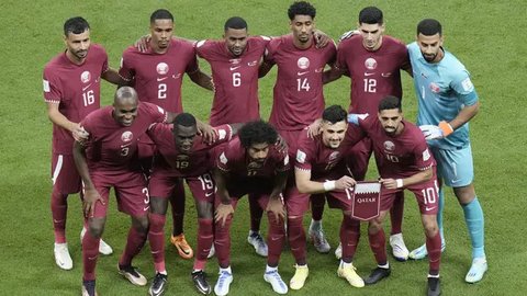 Timnas Qatar berfoto sebelum dimulainya laga matchday pertama Grup A Piala Dunia 2022 menghadapi Timnas Ekuador di Al-Bayt Stadium, Qatar, Minggu (20/11/2022) malam WIB. (AP/Hassan