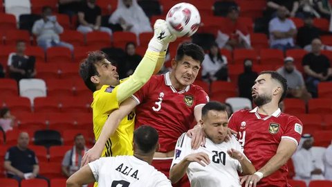 Kiper Timnas Irak, Jalal Hassan (kiri) berusaha menghalau bola dari ancaman bek Timnas Indonesia, Elkan Baggott (tengah) pada laga pertama Grup D Piala Asia 2023 Qatar di Ahmad bin Ali