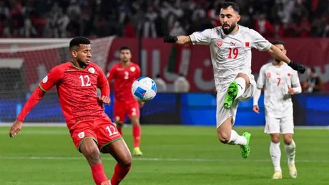 Gelandang Bahrain bernomor punggung 19, Kamil al-Aswad, melompat untuk merebut bola selama pertandingan final Piala Teluk Arab ke-26 antara Oman dan Bahrain di Stadion Jaber al-Ahmad