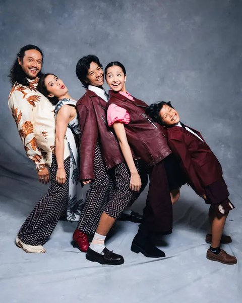Intip gaya unik foto keluarga Dwi Sasono dan Widi Mulia jelang perilisan film Keluarga Super Irit (@dwisasono)