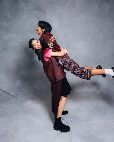 Intip gaya unik foto keluarga Dwi Sasono dan Widi Mulia jelang perilisan film Keluarga Super Irit (@dwisasono)