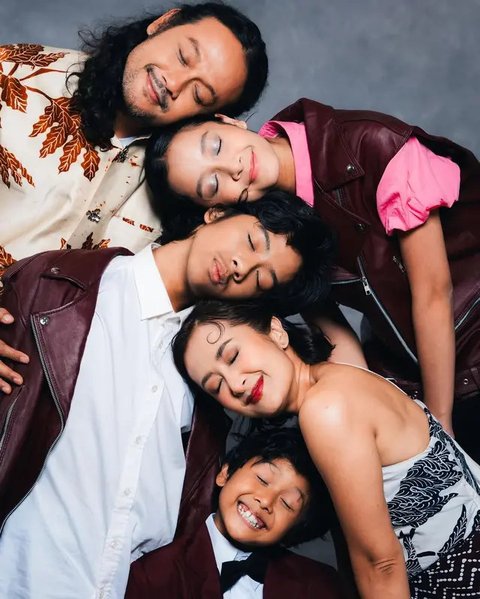 Intip gaya unik foto keluarga Dwi Sasono dan Widi Mulia jelang perilisan film Keluarga Super Irit (@dwisasono)