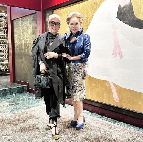 Syahrini dan Dewi Soekarno (Foto: Instagram @dewisukarnoofficial)