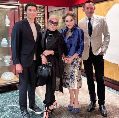 Syahrini dan Dewi Soekarno (Foto: Instagram @dewisukarnoofficial)