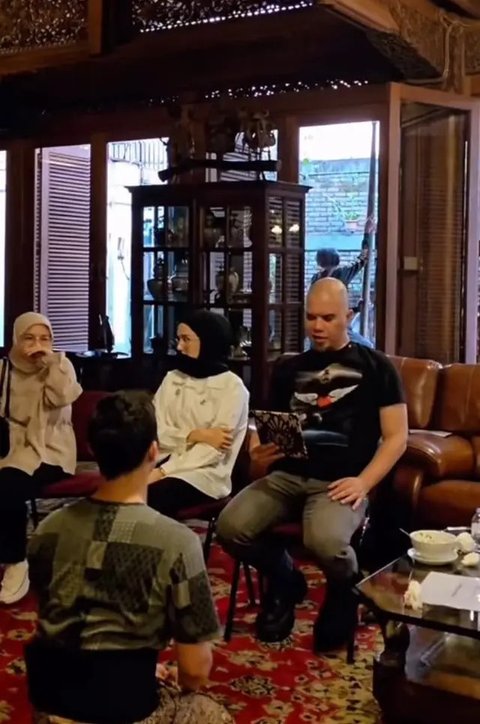 Mulan Jameela anggun berkebaya saat dilantik menjadi anggota Dewan Perwakilan Rakyat (DPR) RI pada Selasa, 1 Oktober 2024. (Dok: Instagram @mulanjameela1