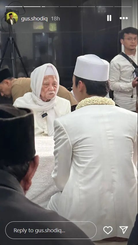 Potret Pernikahan Gus Azmi dan Khansa Mariska. (Sumber: Instagram/gus.shodiq/lailasyadzili.askandar)