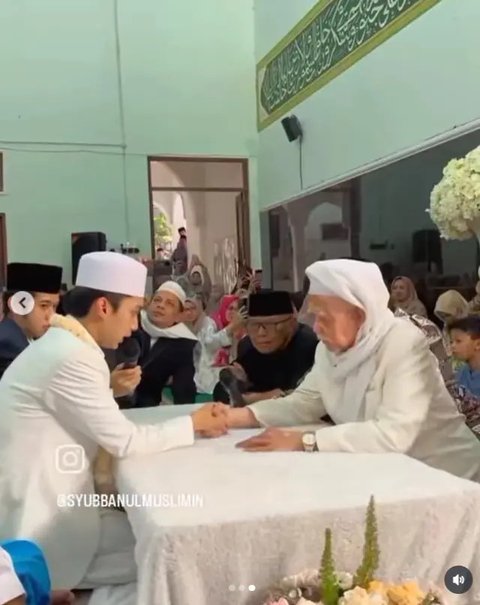Potret Pernikahan Gus Azmi dan Khansa Mariska. (Sumber: Instagram/gus.shodiq/lailasyadzili.askandar)