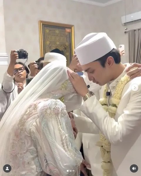 Potret Pernikahan Gus Azmi dan Khansa Mariska. (Sumber: Instagram/gus.shodiq/lailasyadzili.askandar)