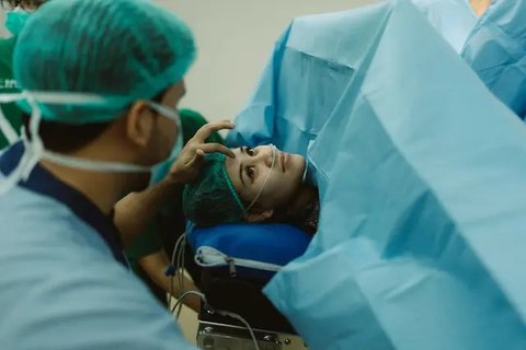 Potret Aaliyah Massaid Melahirkan Anak Pertama (Sumber: IG/thariqhalilintar)