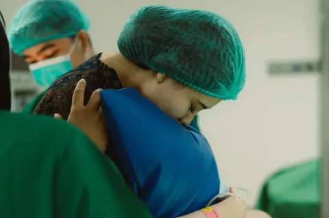 Potret Aaliyah Massaid Melahirkan Anak Pertama (Sumber: IG/thariqhalilintar)