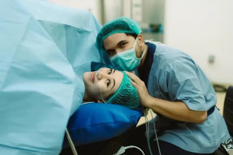 Potret Aaliyah Massaid Melahirkan Anak Pertama (Sumber: IG/thariqhalilintar)