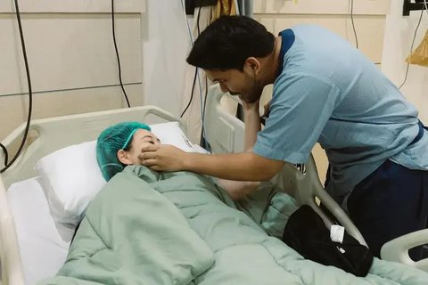 Potret Aaliyah Massaid Melahirkan Anak Pertama (Sumber: IG/thariqhalilintar)