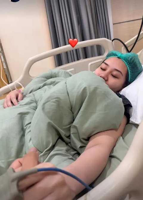 Potret Aaliyah Massaid Melahirkan Anak Pertama (Sumber: IG/thariqhalilintar)
