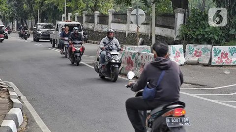 Melawan arus lalu lintas masih menjadi salah satu pelanggaran yang sering terlihat secara terang-terangan di jalan raya. (Liputan6.com/Angga Yuniar)