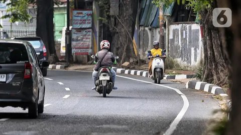 Kurangnya kesadaran masyarakat akan pentingnya tertib berlalu lintas menjadikan fenomena melawan arus lalu lintas kerap ditemui di beberapa jalan raya di Jakarta. (Liputan6.com/Angga Yuniar)