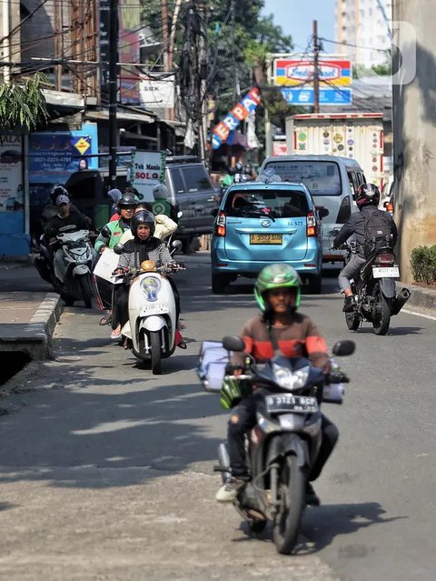 Tindakan ini jelas sangat membahayakan pengguna jalan lainnya. (Liputan6.com/Angga Yuniar)