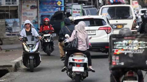 Beberapa risiko yang ditimbulkan akibat melawan arus lalu lintas, di antaranya tabrakan dengan pengendara lain yang melaju di jalur yang benar, kemacetan akibat penumpukan kendaraan, terutama di persimpangan. (Liputan6.com/Angga Yuniar)