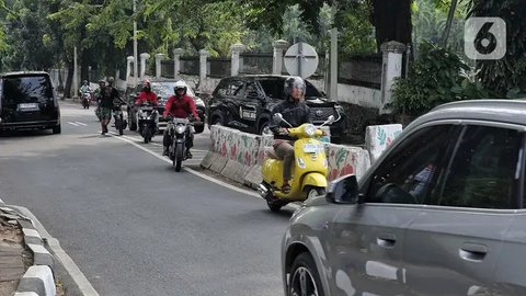 Merujuk pasal 287 ayat (1) dan (2) Undang-Undang Lalu Lintas dan Angkutan Jalan, melawan arus lalu lintas merupakan pelanggaran yang dapat dikenakan sanksi hukum. (Liputan6.com/Angga Yuniar)