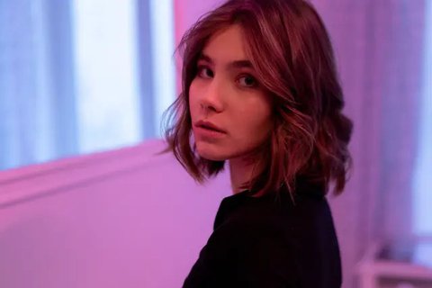 7 Model Rambut French Bob Cocok untuk Wajah Mungil dan Gaya Busana Retro (sumber:AI)