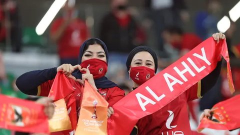 Duel sengit juga terjadi antara tuan rumah Al-Duhail SC (Qatar), menghadapi juara CAF Champions League, Al Ahly dari Mesir. (Foto: AFP/Karim Jaafar)