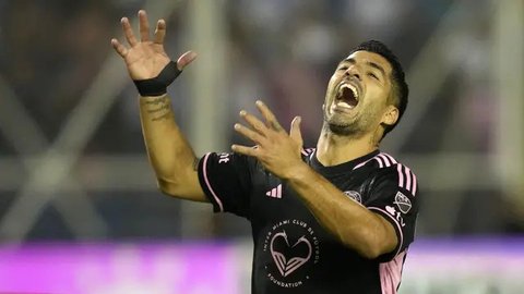 Reaksi pemain Inter Miami, Luis Suarez setelah gagal mencetak gol ke gawang Timnas El Salvador pada laga persahabatan yang digelar di Kota San Salvador, El Salvador, Sabtu (20/01/2024) pagi