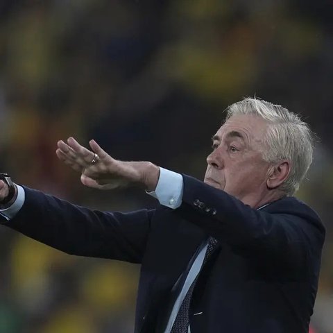 Carlo Ancelotti, pelatih Brasil, terlihat sedang memberikan instruksi kepada para pemainnya di tengah laga Kualifikasi Piala Dunia 2026 kontra Ekuador di stadion Banco Pichincha di