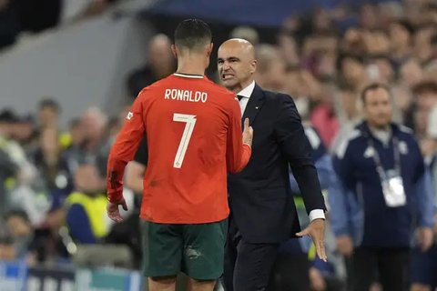 Pelatih Portugal Roberto Martinez berjabatan tangan dengan Cristiano Ronaldo saat Ronaldo diganti di laga semifinal Nations League kontra Jerman diAllianz Arena, Munich, Jerman, Rabu, 4