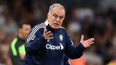Marcelo Bielsa. Pelatih asal Argentina berusia 66 tahun ini kini menjalani musim keempatnya bersama Leeds United di Liga Inggris. Empat tim besar, Bilbao, Marseille, Lazio dan Lille pernah
