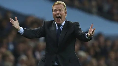 Ekspresi pelatih Everton, Ronald Koeman saat memberikan arahan kepada pemainnya saat melawan Mancester City pada lanjutan Premier League di Etihad Stadium, Manchester, (21,/8/2017). City