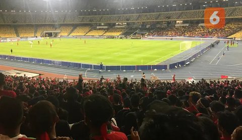 Suporter Timnas Indonesia U-16 di Stadion Nasional Bukit Jalil, Kuala Lumpur. (Bola.com/Aning Jati)