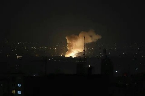 Asap mengepul setelah serangan udara Israel keTeheran, Iran, Jumat (13/6/2025). (Dok. AP/Vahid Salemi)