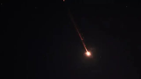 Sebuah proyektil meledak di langit malam di atas Yerusalem selama serangan rudal Iran, Sabtu dini hari, 14 Juni 2025. (AP Photo/Ohad Zwigenberg)
